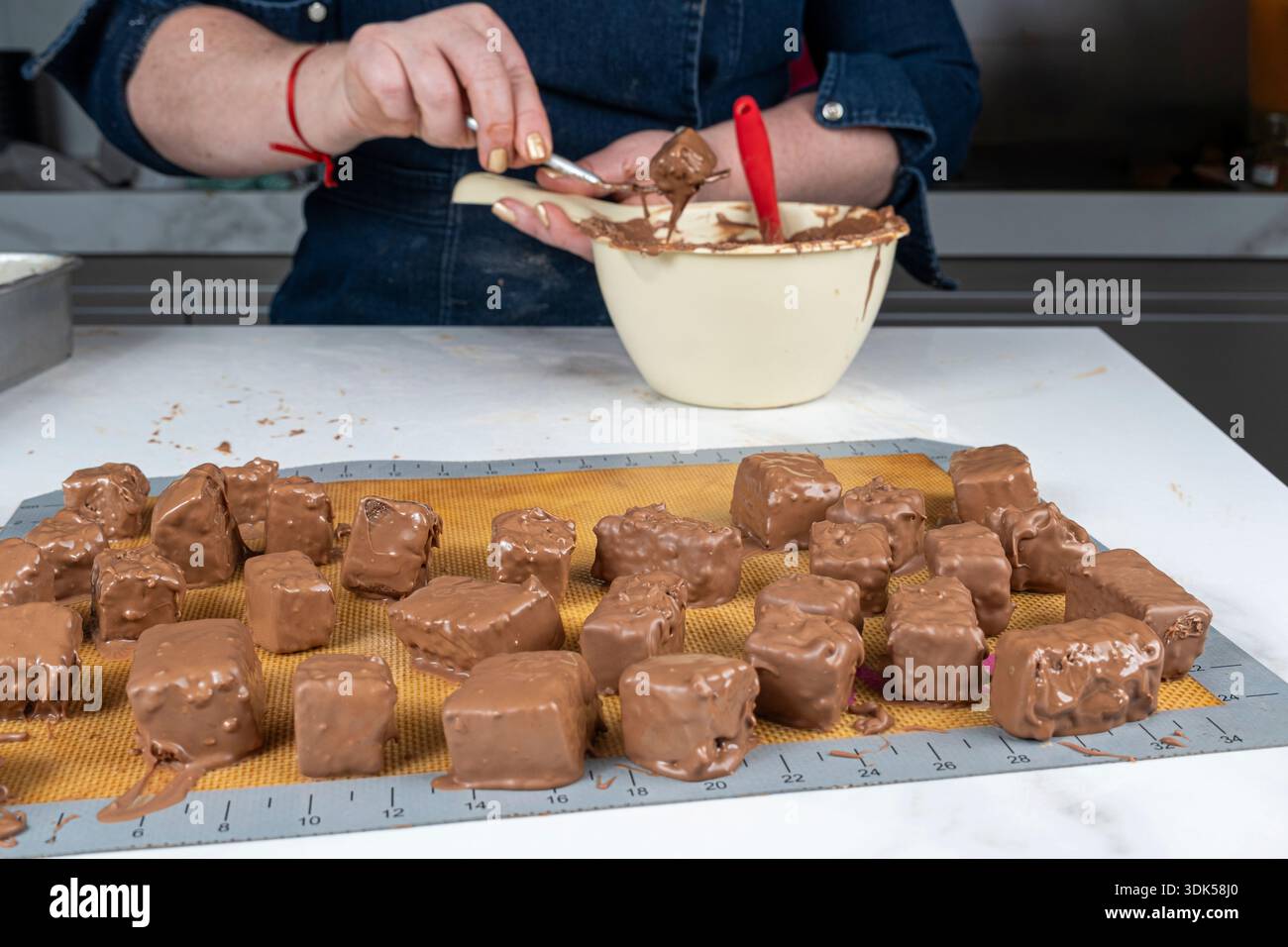 Torte brasiliane al miele che riposano sul tavolo mentre la pasticceria ne fa di più. Foto Stock