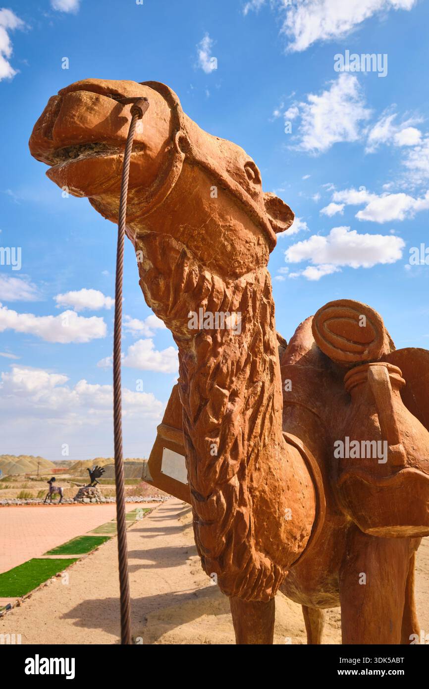 Una scultura a grandezza naturale di un gruppo di cammelli e carovane mercantili dell'epoca della via della Seta. A Uchkuduk, Uzbekistan. Foto Stock