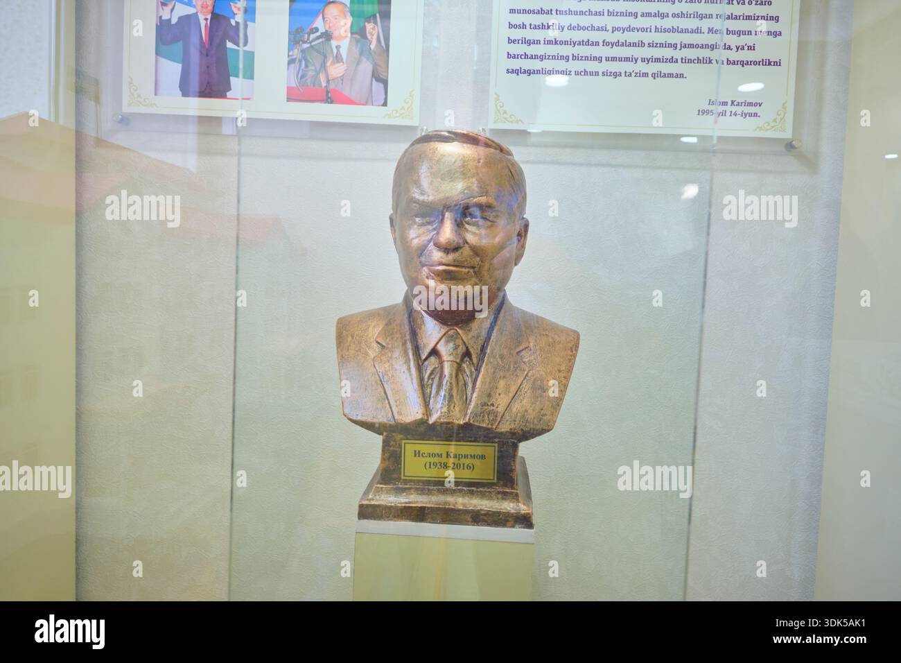 Un busto del primo presidente uzbeko, Islam Karimov. Nel piccolo museo degli uffici governativi, sale espositive. A Uchkuduk, Uzbekistan. Foto Stock