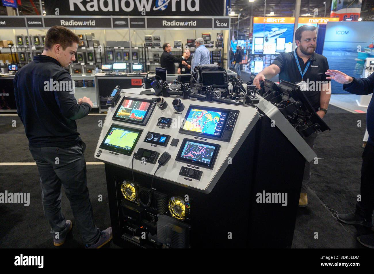 Toronto, ON, Canada - 20 gennaio 2026: I partecipanti esplorano le moderne apparecchiature di navigazione e comunicazione presso uno stand di una fiera nautica, con chartplotter Foto Stock