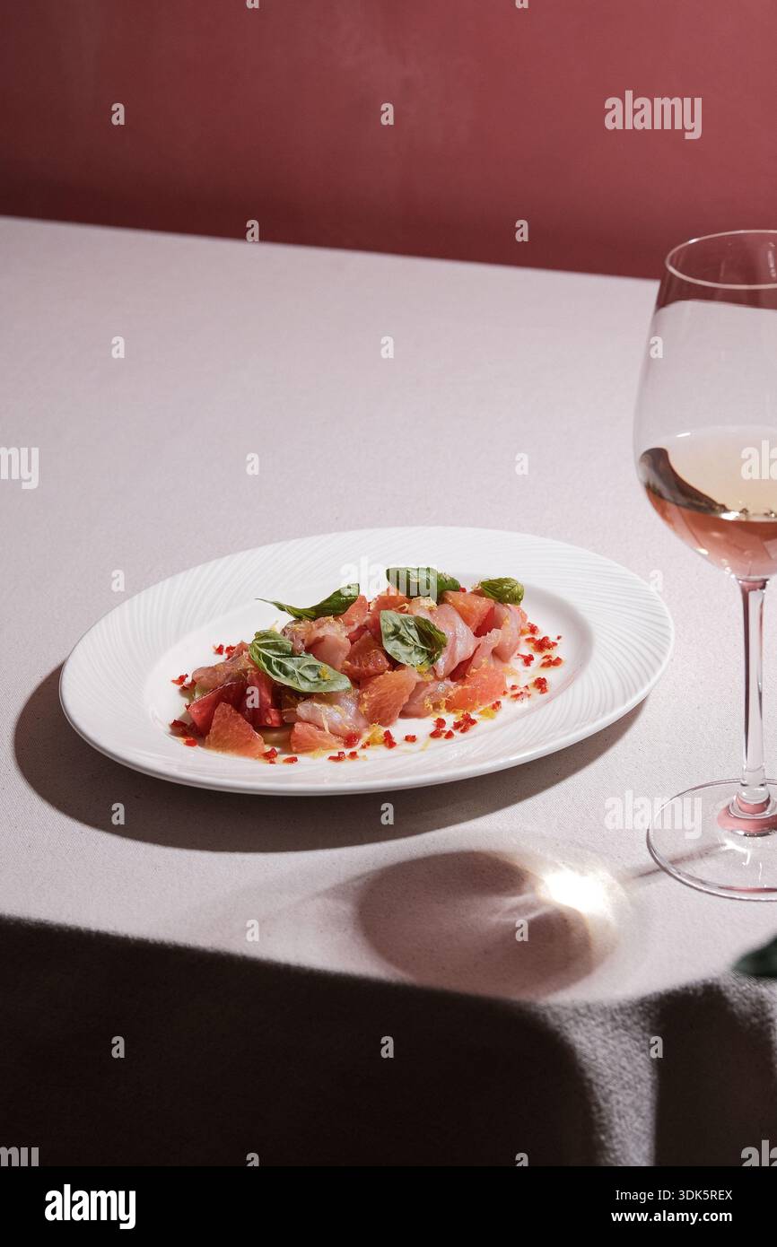Elegante tartare di salmone con microgreen e decorazioni colorate Foto Stock