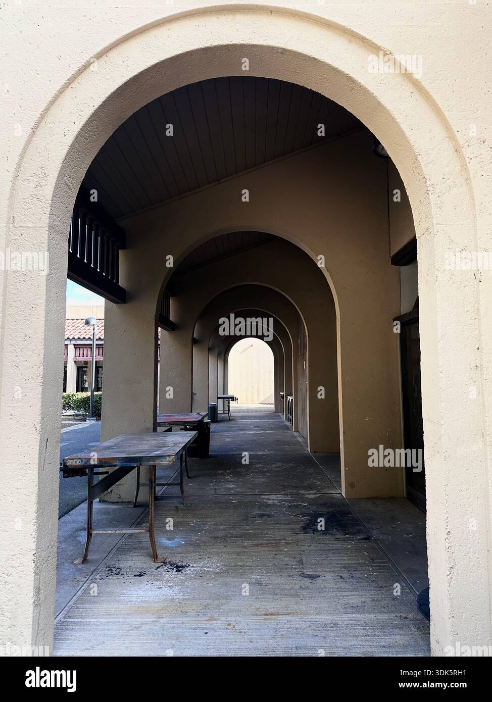 Corridoio architettonico ad arco con forme ripetute - Immagine stock catturata con smartphone