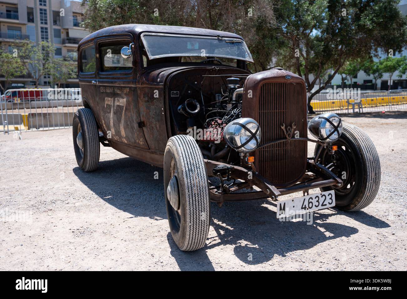 Una vista frontale di una Ford Rat Rod personalizzata del 1932 con una finitura arrugginita e resistente agli agenti atmosferici, che mostra il suo stile unico, il motore V8 a testa piatta a vista Foto Stock