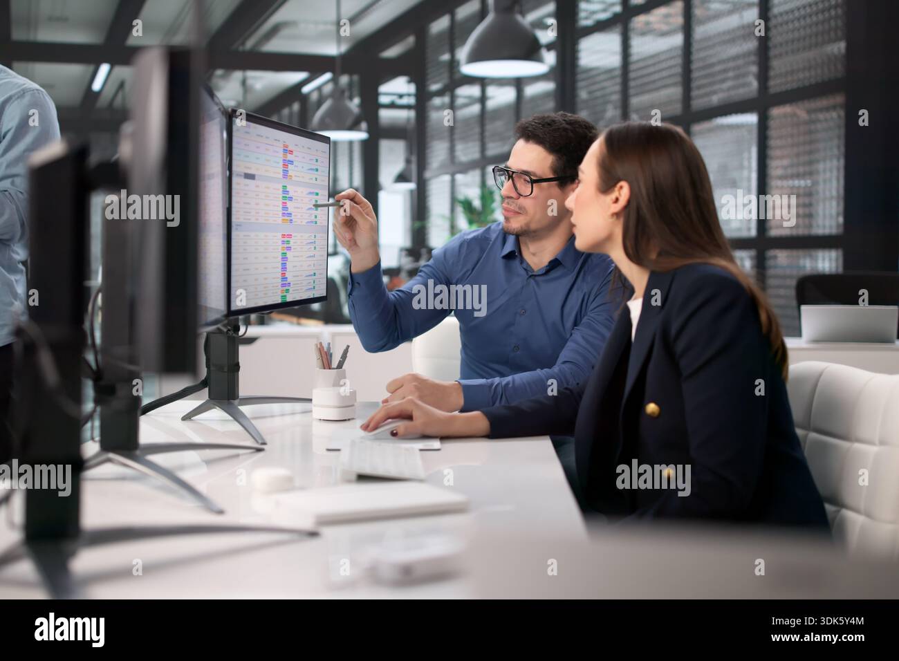 Analisti di fatturazione medica che utilizzano i computer per codificare i record finanziari Foto Stock