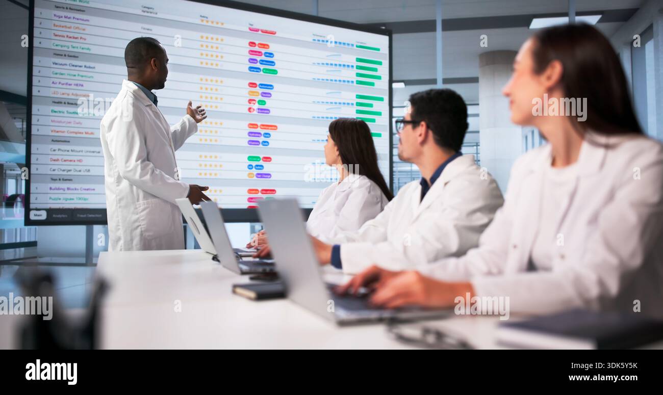 Team medico di diversi professionisti che si incontrano in ospedale Ufficio Conferenza. Foto Stock