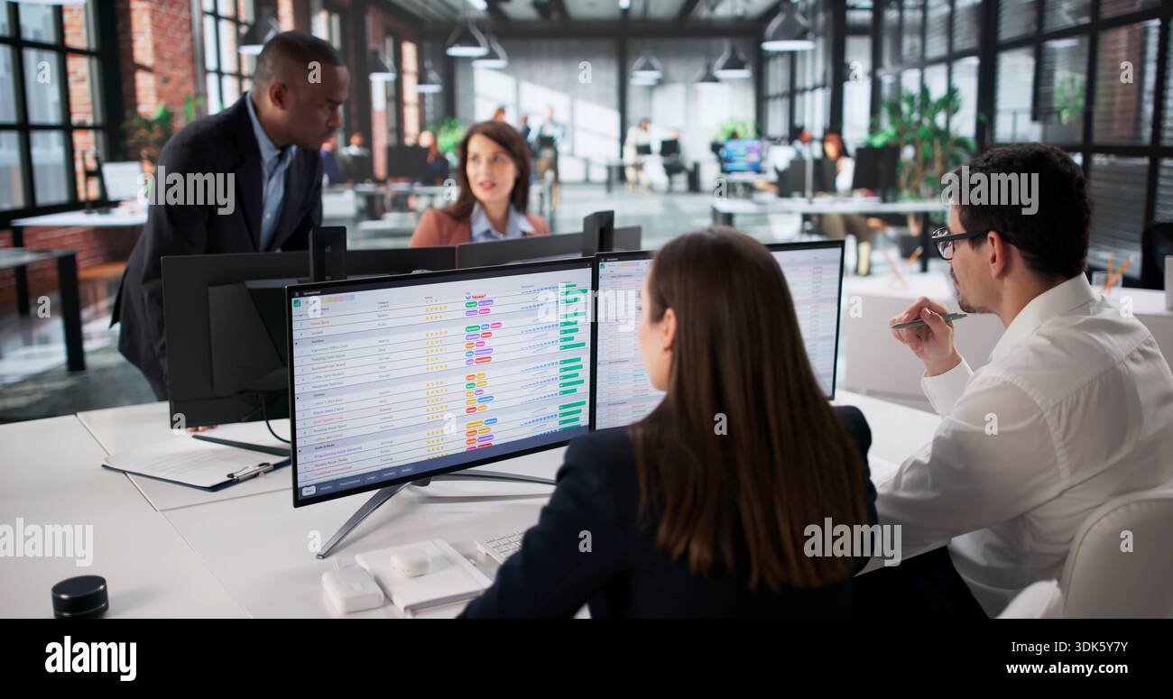 Analista di dati afro-americano impegnato a collaborare con diversi team aziendali. Foto Stock