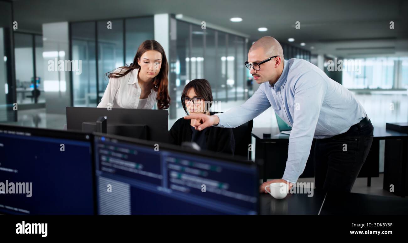 Il team virtuale dirige il progetto di codifica Agile in diverse impostazioni di Office Foto Stock