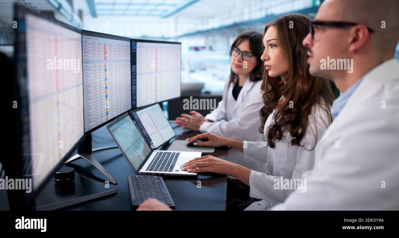 Medici ospedalieri che conducono Un audit della fattura medica per miglioramenti del budget finanziario. Foto Stock