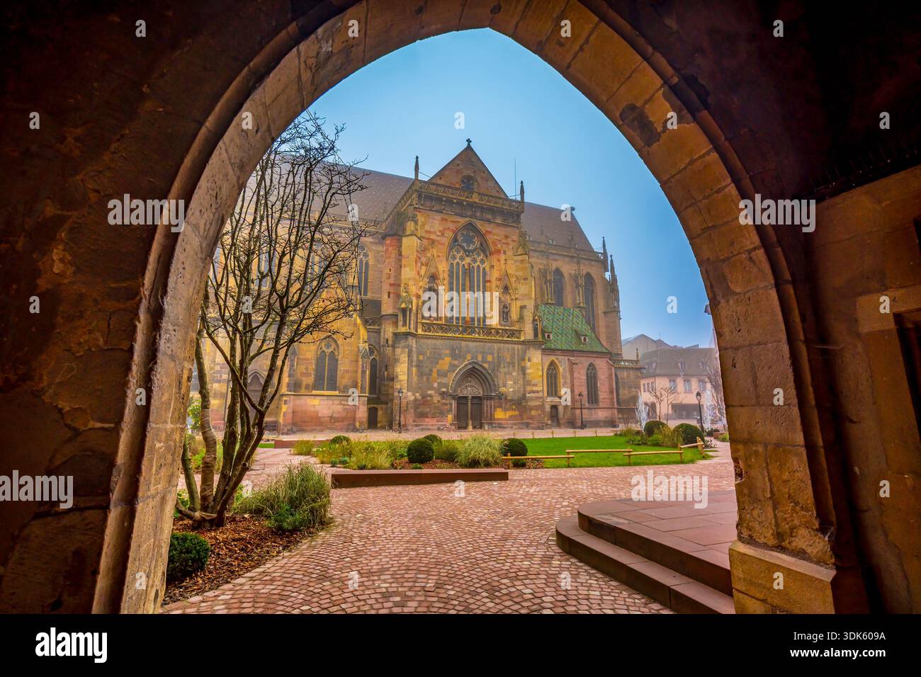 Colmar St Martin's Church in Francia al tramonto Foto Stock