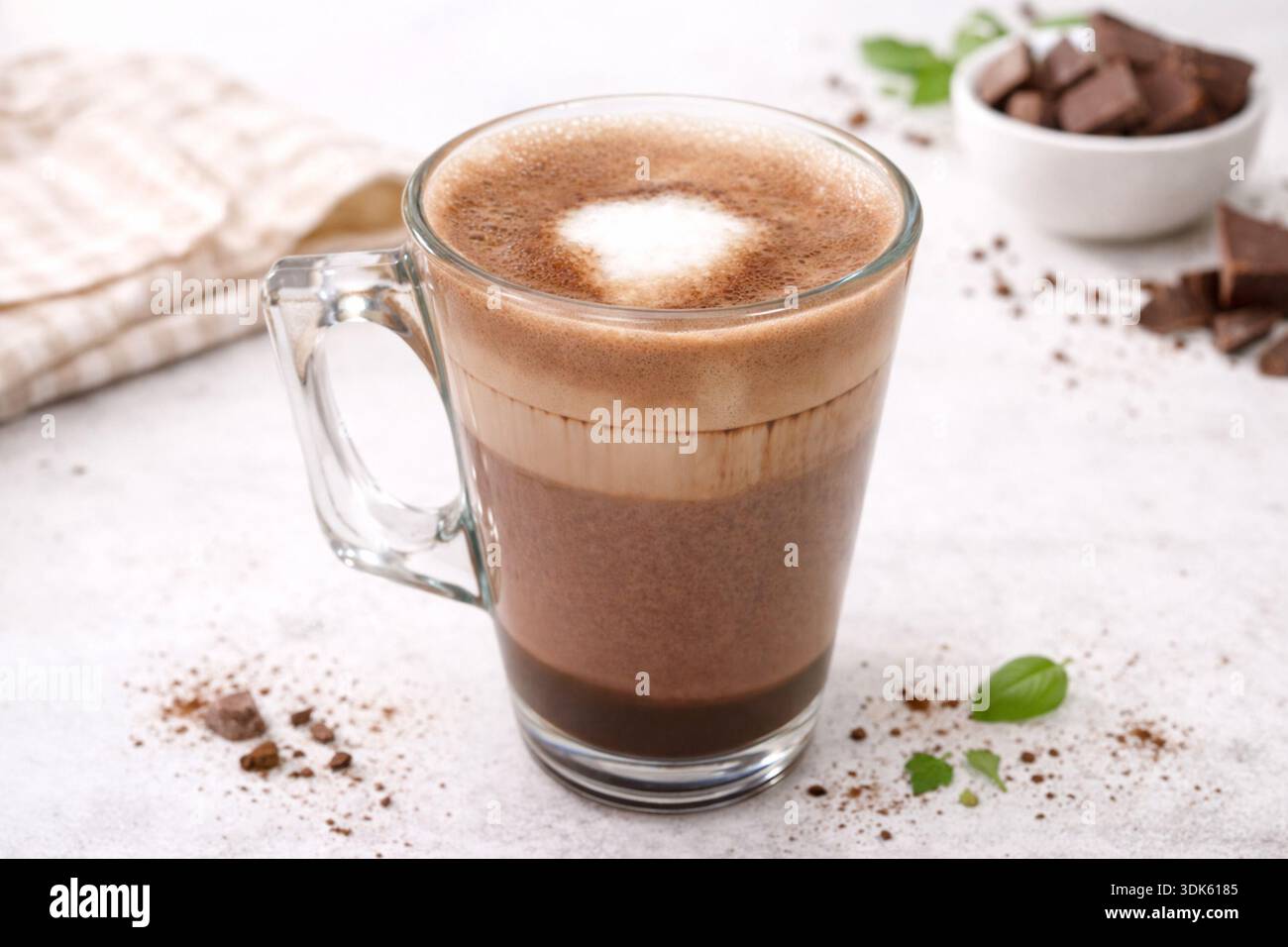 cioccolata calda in una tazza di bicchiere Foto Stock