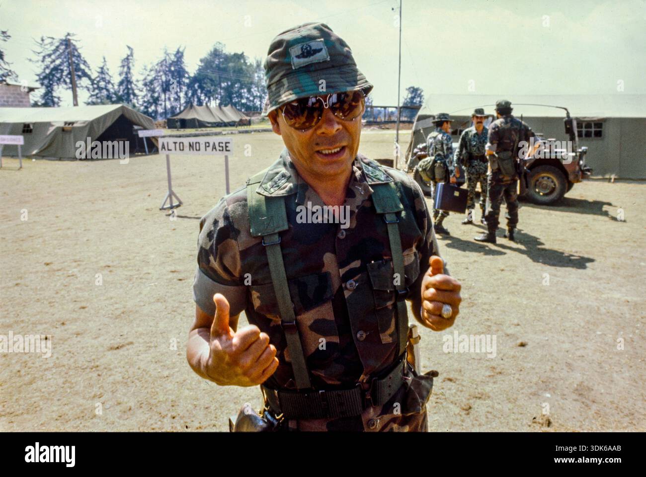 Generale Benedicto Lucas Garcia, capo di stato maggiore dell'esercito guatemalteco presso la base aerea SATA Cruz, febbraio 1982. Era fratello di Fernando Romeo Lucas García, che governò il Guatemala come presidente dal 1978 al 1982. La fondazione dei "pattugliamenti civili di autodifesa" (PAC), gruppi paramilitari. Nel 2024, all'età di 91 anni, è stato processato per genocidio e crimini contro l'umanità legati al massacro di oltre 1.200 persone (secondo alcune fonti oltre 800) Maya Ixil. Foto Stock