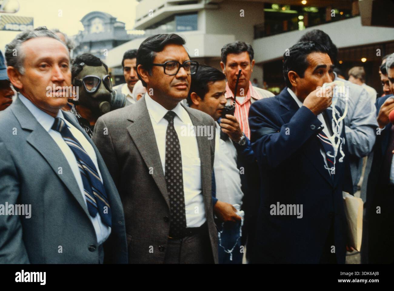 Guatemala, città, Guatemala, 9 marzo 1982; candidati alle elezioni presidenziali (L to R) Carpio, Maldonado e Sandoval a gas lacrimogeni per aver preso parte ad una demonizzazione per protestare contro il trucchetto delle elezioni tenutesi due giorni prima, ampiamente denunciati come fraudolenti da elementi di entrambi i lati dello spettro politico. Foto Stock
