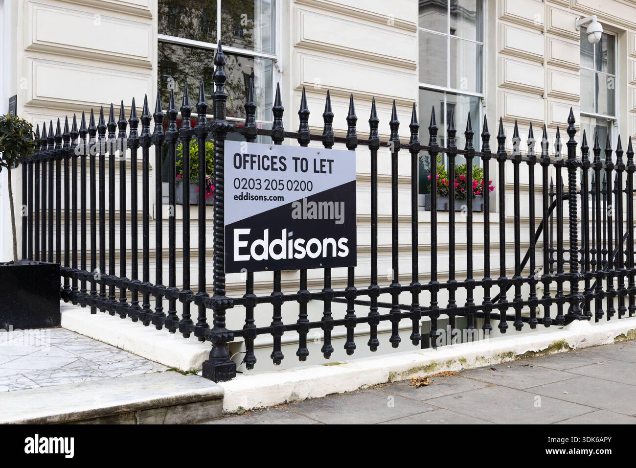 Uffici per affittare la segnaletica sull'esterno del tradizionale edificio londinese. Londra, Regno Unito, 14 aprile 2024 Foto Stock