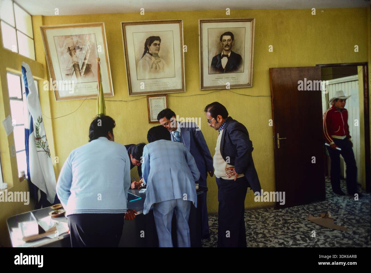 Le persone che stanno attraversando il processo per votare alle elezioni presidenziali del Guatemala il giorno delle votazioni a Solola nel febbraio 1982 Foto Stock