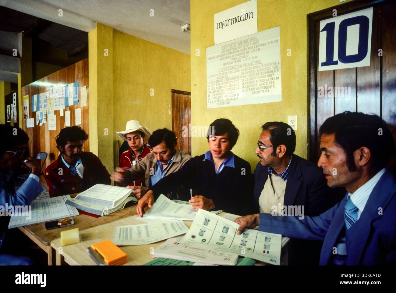Le persone che stanno attraversando il processo per votare alle elezioni presidenziali del Guatemala il giorno delle votazioni a Solola nel febbraio 1982 Foto Stock