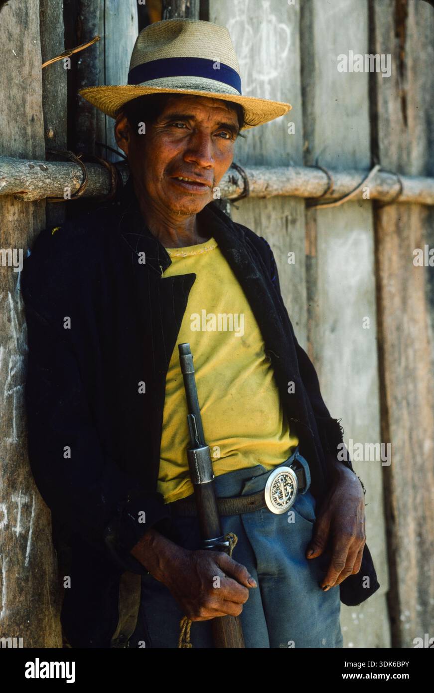 Guatemala, aprile 1986; dopo che l'esercito distrusse il loro villaggio di Xonca nel 1981, uccidendo molti degli abitanti, la comunità fu trasferita in un nuovo villaggio nelle vicinanze. L'esercito costrinse gli uomini a pattugliare civili, dove gli uomini ricevettero fucili e gli fu ordinato di pattugliare l'area 24 ore su 24. Il servizio due volte alla settimana rappresenta una grave limitazione per questi agricoltori di sussistenza. Foto Stock