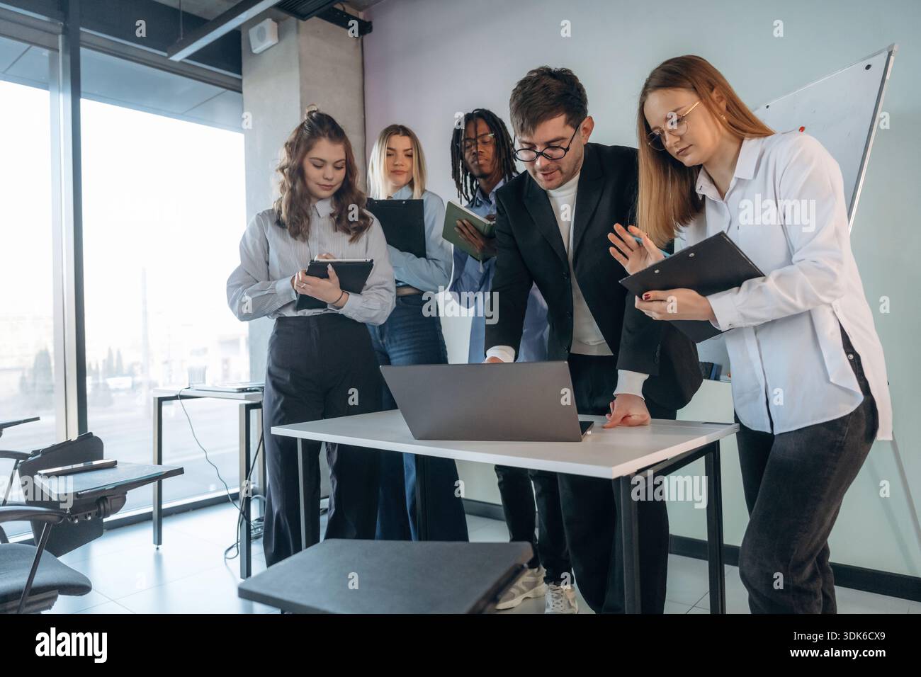 Condivisione di informazioni e dati. Gruppi di giovani uomini d'affari sono in sala conferenze. Foto Stock