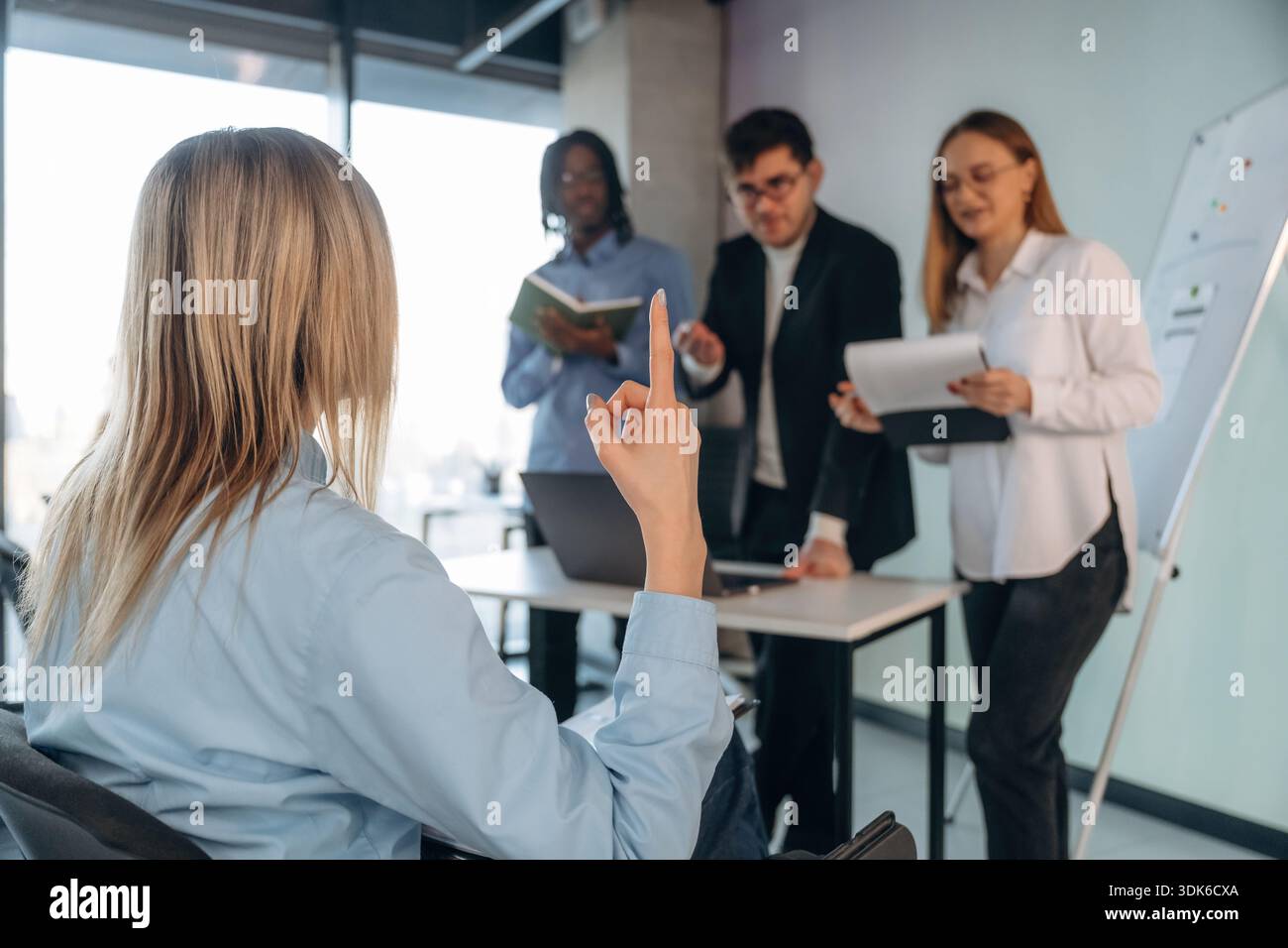 Condivisione di informazioni e dati. Gruppi di giovani uomini d'affari sono in sala conferenze. Foto Stock
