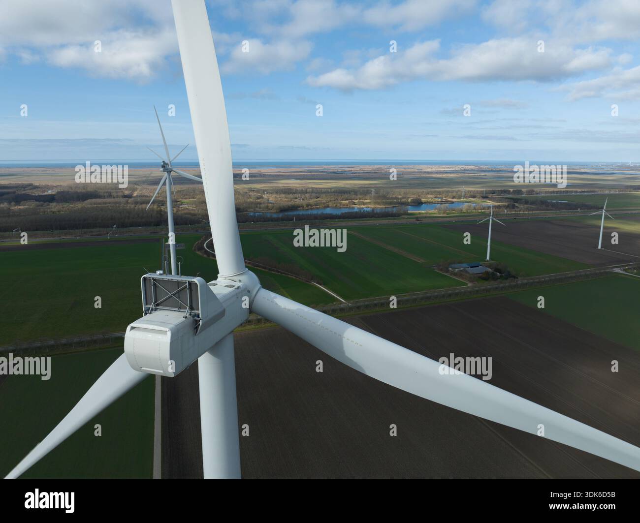 Rotore di turbine eoliche e navicella con fonti rinnovabili lontane che generano energia pulita Foto Stock