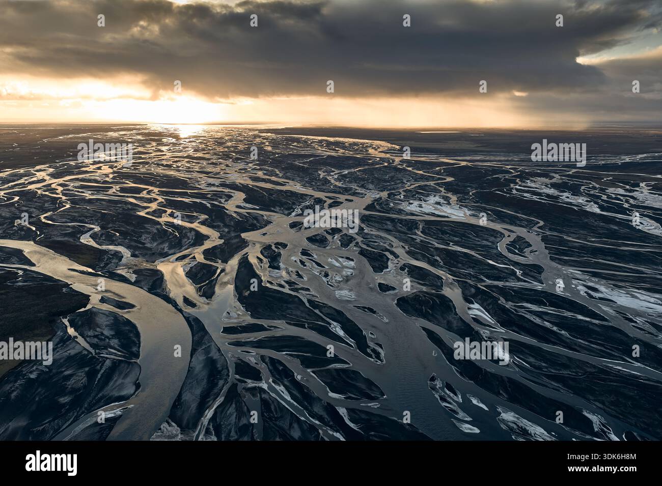 I modelli di fiume intrecciati che scorrono attraverso un paesaggio islandese Foto Stock