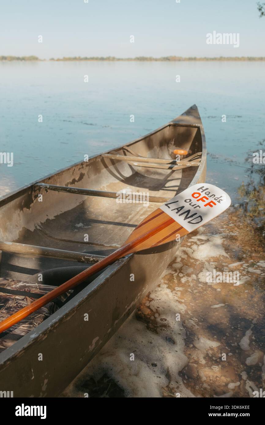 Canoa con pagaia che mostra le mani fuori dal nostro messaggio di terra Foto Stock