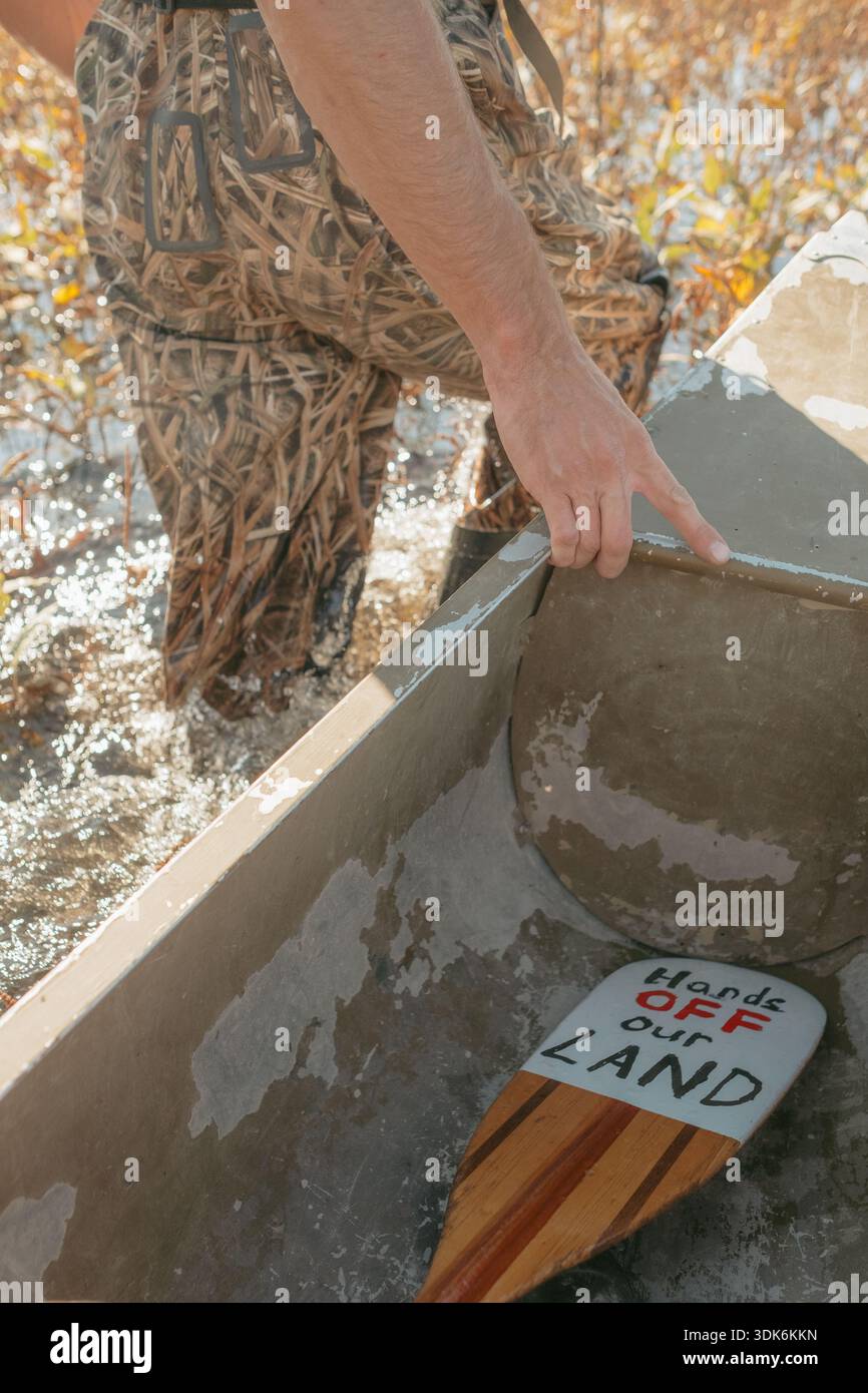 Persona che entra in canoa con le mani fuori dal nostro Land paddle Foto Stock