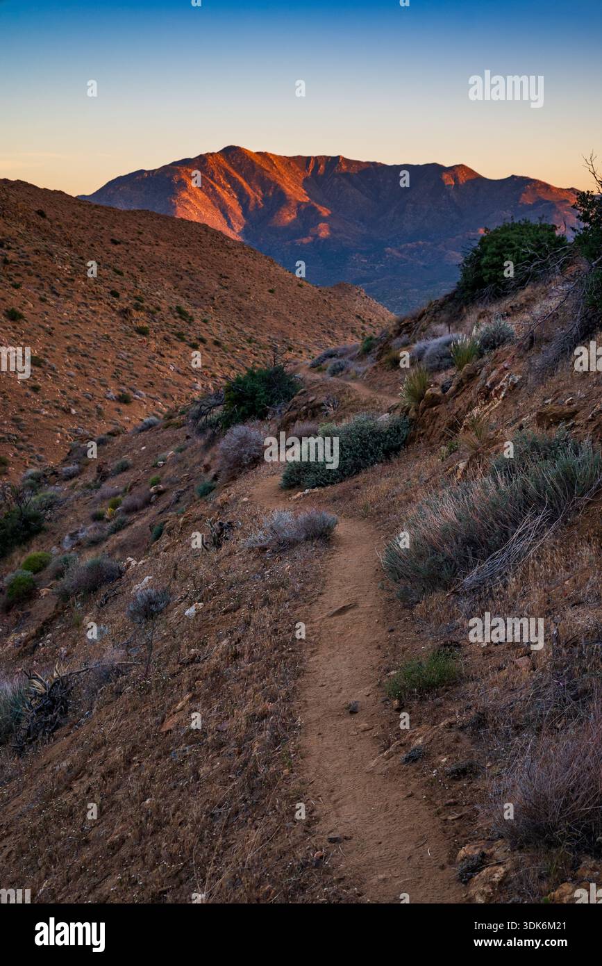 Il PCT si snoda attraverso gli alti tramonti del deserto Foto Stock