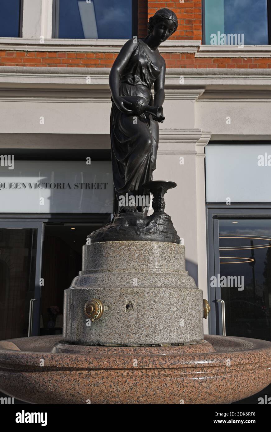 Water Fountain, Queen Victoria Street, Blackfriars, Londra, Inghilterra, Regno Unito Foto Stock