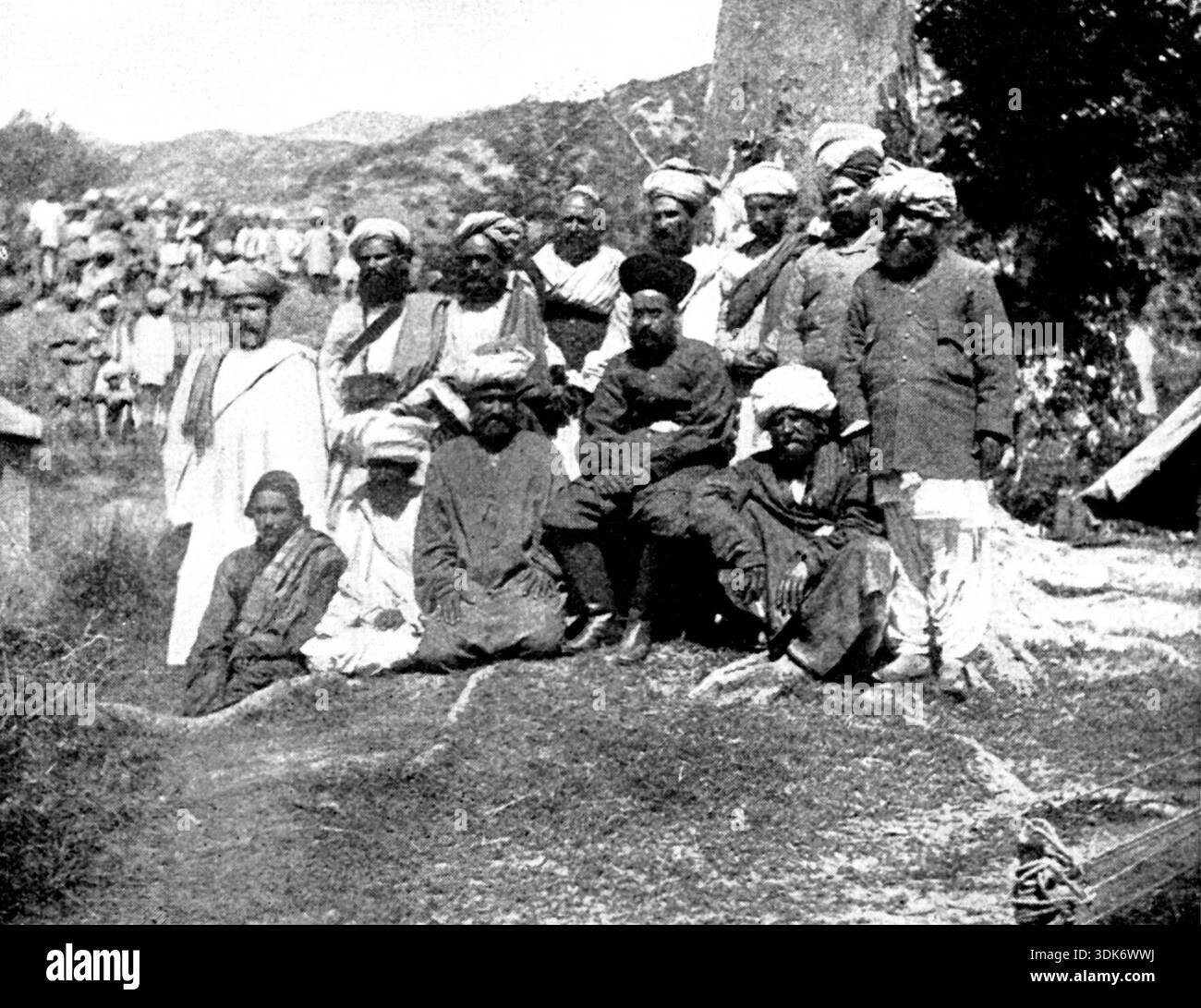 La campagna di Chitral: Il Khan di dir e la sua suite, 1895. L'esercito britannico in India. Il 19 giugno, venne annunciato che il tenente Harley e cento uomini del valoroso 14th Sikhs Regiment erano arrivati al passo di Malakand sulla via di casa. I sikh furono accolti calorosamente, come, in effetti, i loro valorosi e preziosi servigi li avevano autorizzati ad essere, e anche il tenente Harley Wars accolse favorevolmente. La sua azione durante la campagna per far saltare in aria una delle miniere nemiche è stata molto lodata... abbiamo un ritratto del Khan di dir, i cui servizi alle forze britanniche sono stati offerti e conferiti così liberamente a un critico Foto Stock