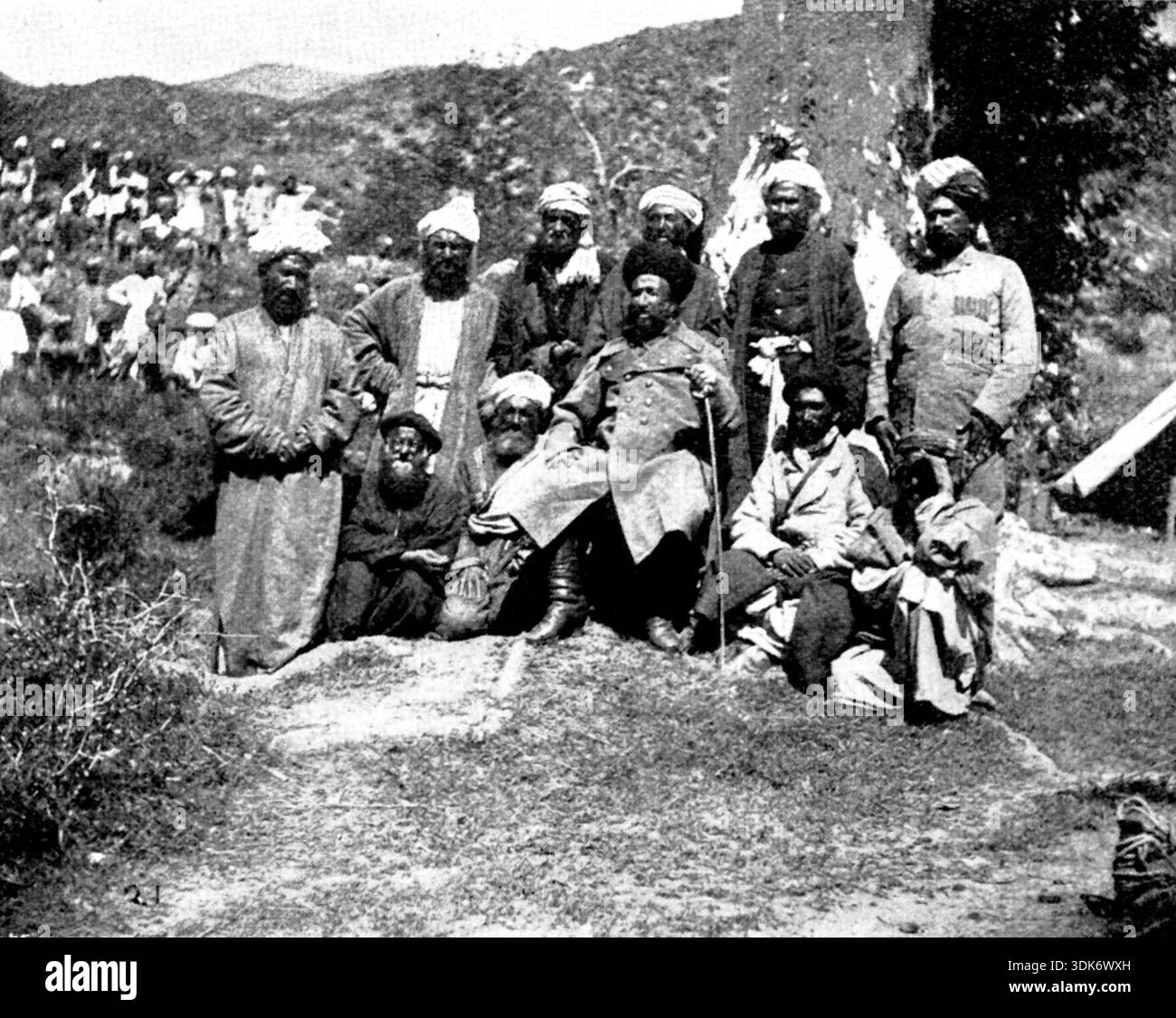 La campagna di Chitral: Sher Afzul e i suoi assistenti, 1895. L'esercito britannico in India. Il 19 giugno, venne annunciato che il tenente Harley e cento uomini del valoroso 14th Sikhs Regiment erano arrivati al passo di Malakand sulla via di casa. I sikh furono accolti calorosamente, come, in effetti, i loro valorosi e preziosi servigi li avevano autorizzati ad essere, e anche il tenente Harley Wars accolse favorevolmente. La sua azione durante la campagna di far saltare in aria una delle mine nemiche è stata molto lodata. Le nostre illustrazioni includono un'ottima somiglianza di Sher Afzul, che potrebbe essere correttamente definito fons et origo mali [cioè, source e. Foto Stock