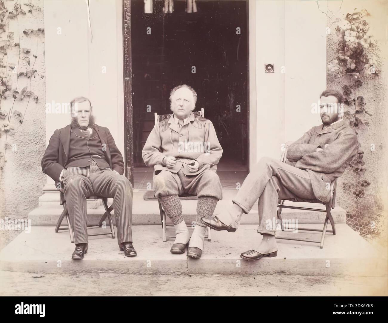 Rupert Potter, John Everett Millais e An Unidentified Man at Dalguise, da un album compilato da Sir John Everett Millais. Da sinistra a destra: Rupert Potter, John Everett Millais, uomo non identificato a Dalguise c.28 settembre 1880. Foto Stock