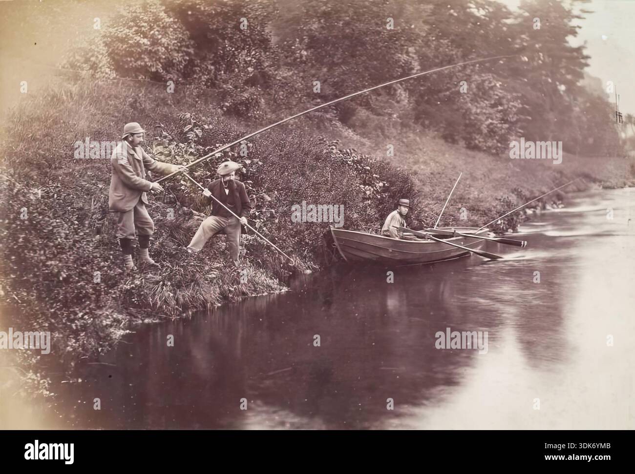 Fishing Party, Perthshire, da un album compilato da Sir John Everett Millais, 1879. Rupert Potter seduto sulla barca. Foto Stock