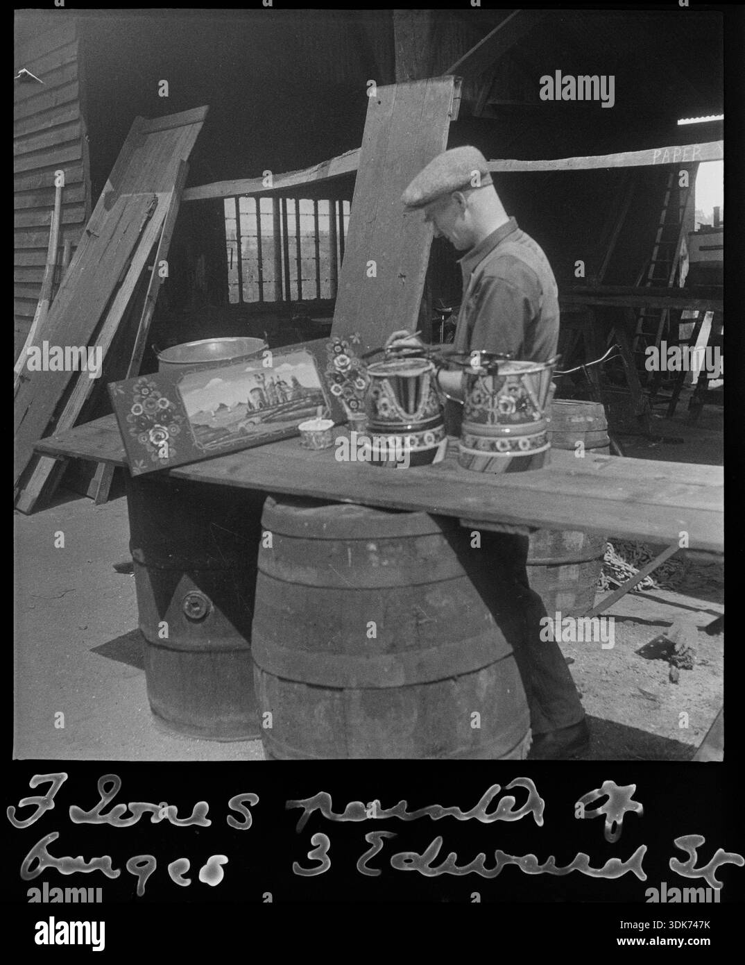 Pittore di chiatte Frank Jones, di 3 Edward Street, al lavoro dipingendo il pannello del nome su una chiatta, Leighton Buzzard, Leighton-Linslade, Central Bedfordshire, 1910-1960. Foto Stock