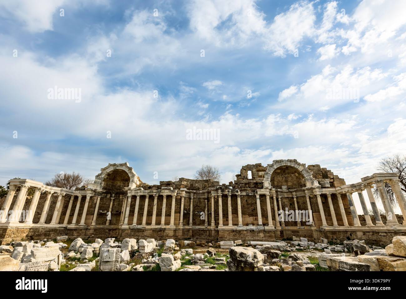 Rovine della monumentale fontana Nymphaeum nell'antica città di Side, Turchia. Foto Stock