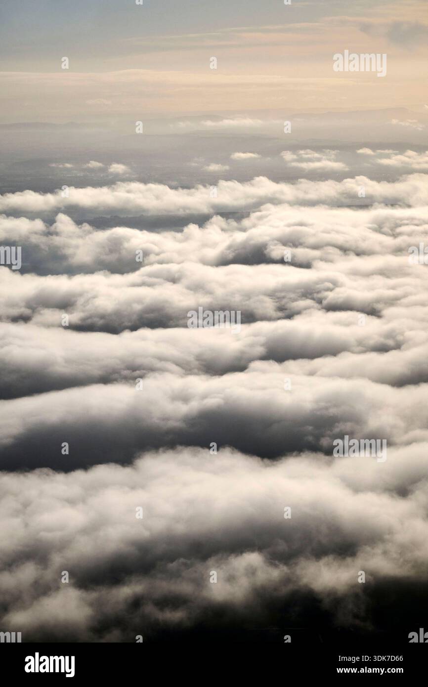 Una vista sopra le nuvole mentre voli, sopra i Brecon Beacons, Galles del Sud, Regno Unito Foto Stock