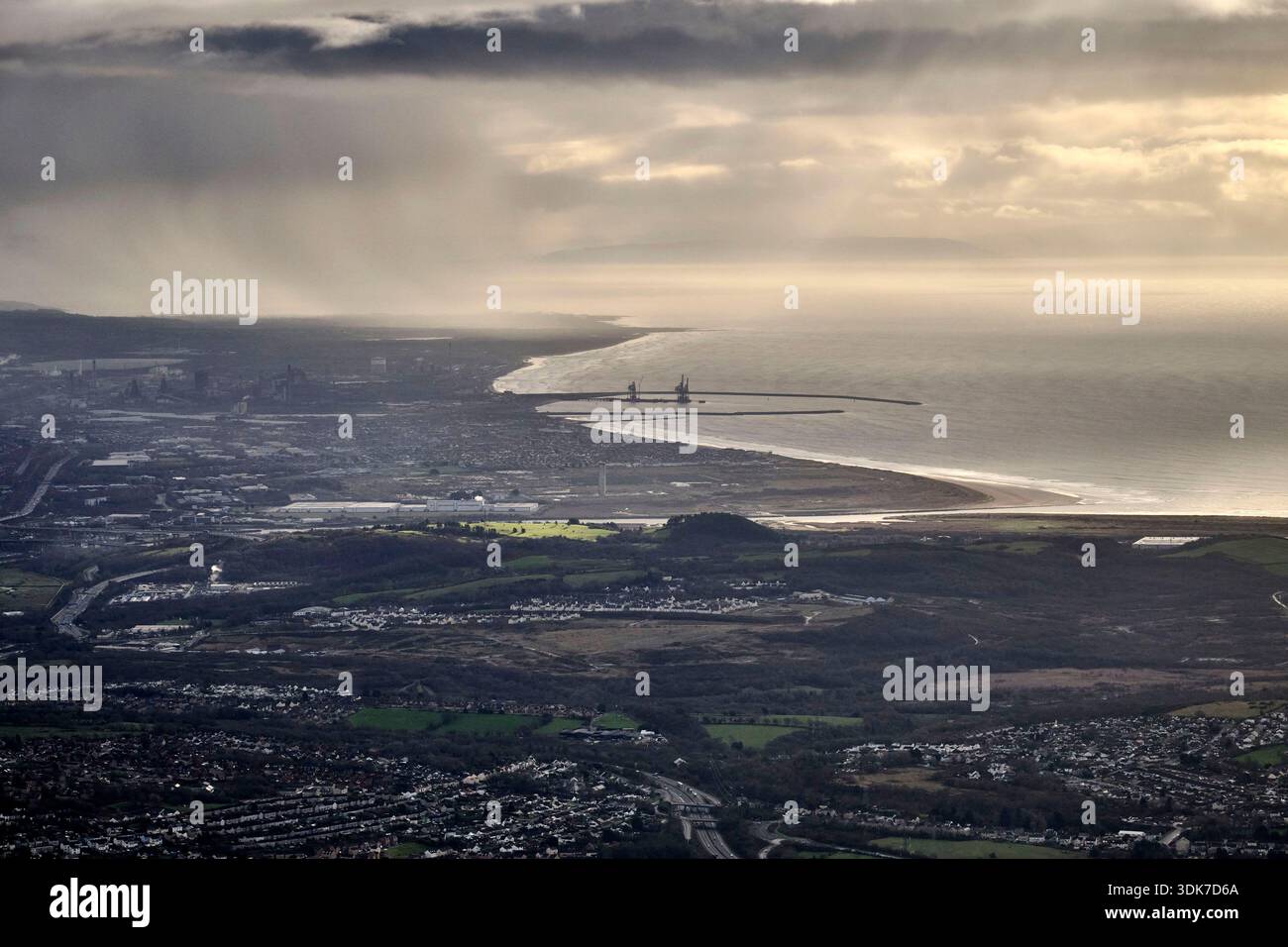 Vista aerea di Port Talbot e della costa meridionale del Galles, Regno Unito Foto Stock