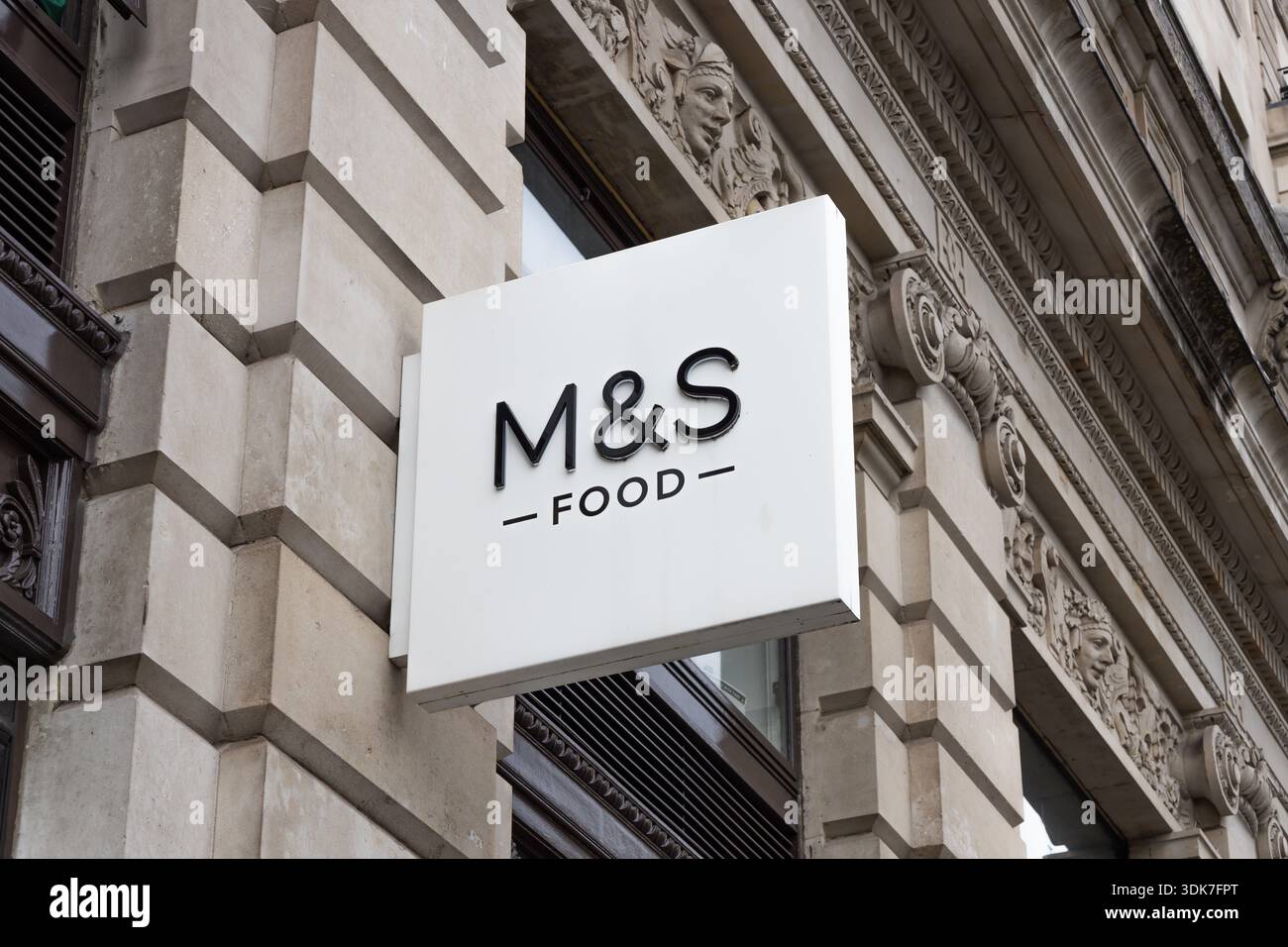 Segnaletica Marks and Spencer Food Hall in London City Street. Londra, Regno Unito, 14 aprile 2024 Foto Stock