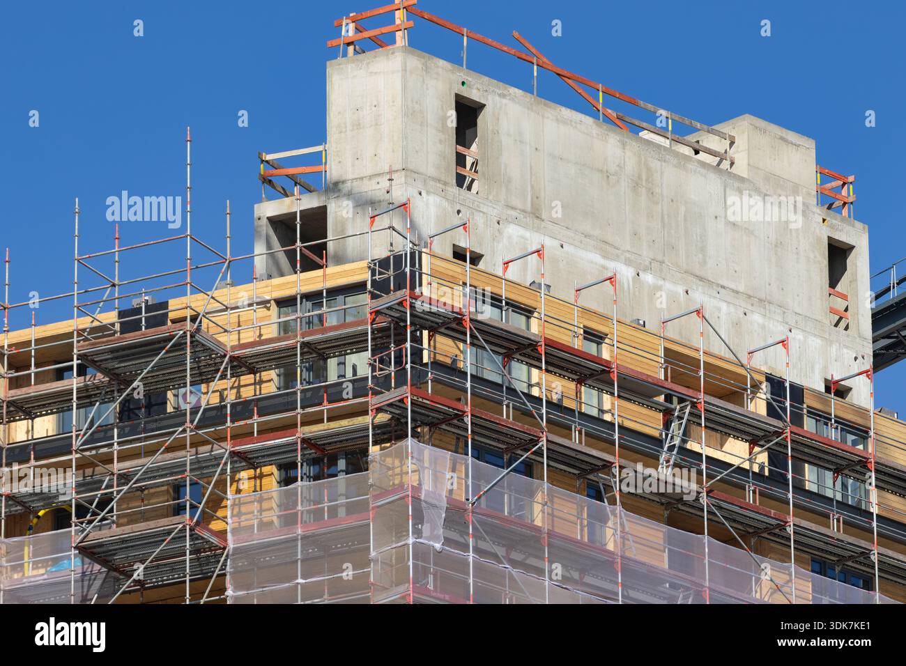cantiere di un alto edificio in legno Foto Stock