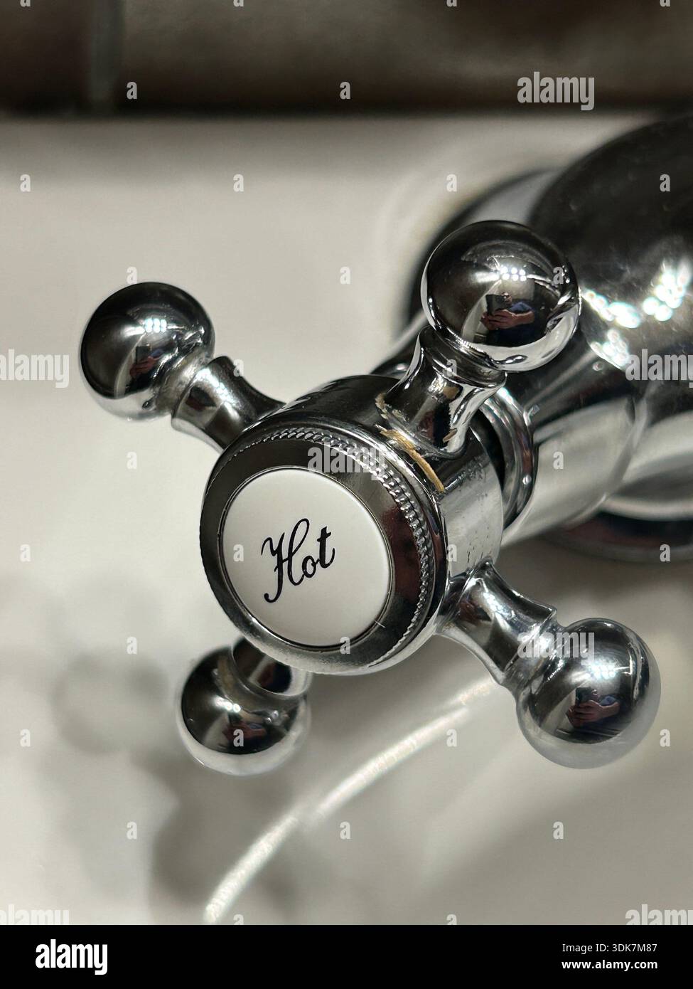 Rubinetto cromato retrò - Immagine stock catturata con smartphone