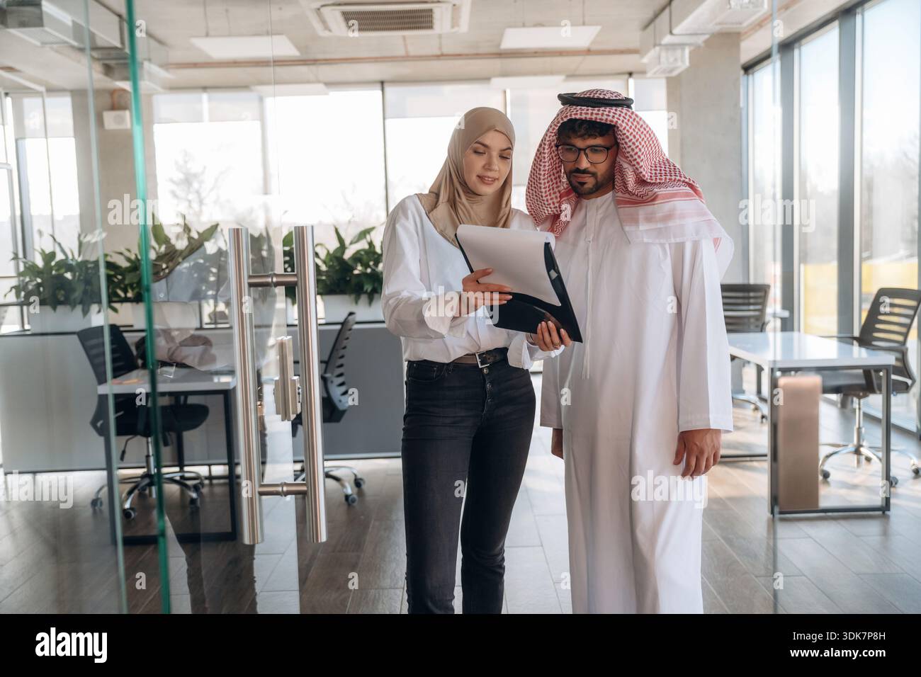 L'uomo e la donna musulmani sono al coperto in un edificio moderno. Foto Stock