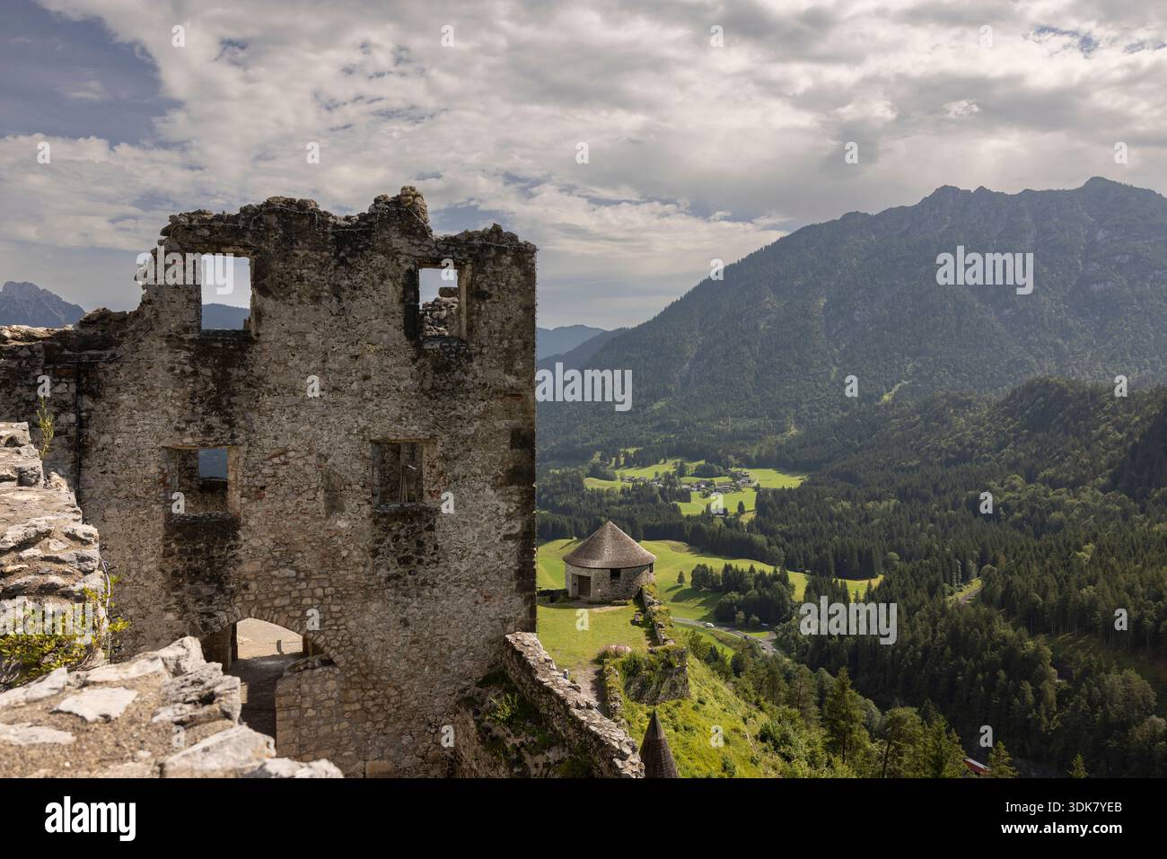 Le rovine del castello di Ehrenberg risalgono al 1296 circa tra le Alpi del Tirolo, Austria, Europa. Foto Stock