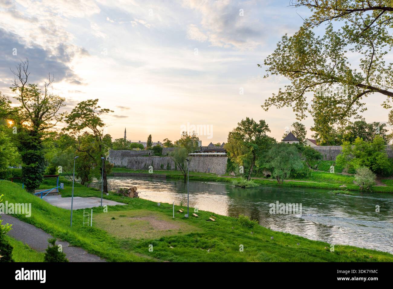 Banja Luka, Bosnia ed Erzegovina - 11 maggio 2024: Vista del fiume Vrbas con persone che trascorrono del tempo libero vicino alla fortezza di Kastel nel centro della città. Foto Stock