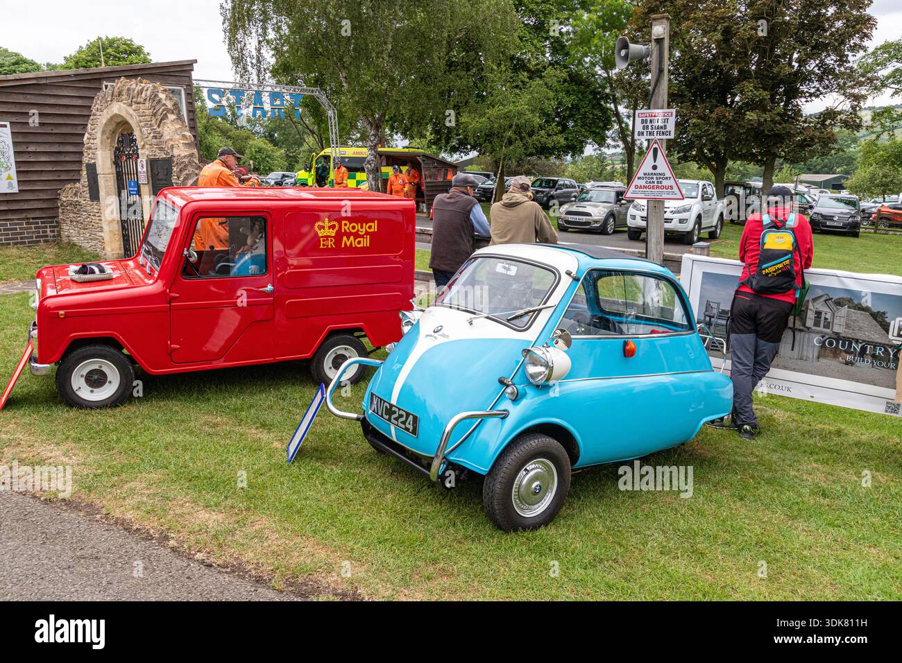 Postino Pat e un Isetta 300 al Bugatti Owners Club Prescott Speed Hill Climb, Prescott vicino a Cheltenham, Gloucestershire, Inghilterra Regno Unito Foto Stock