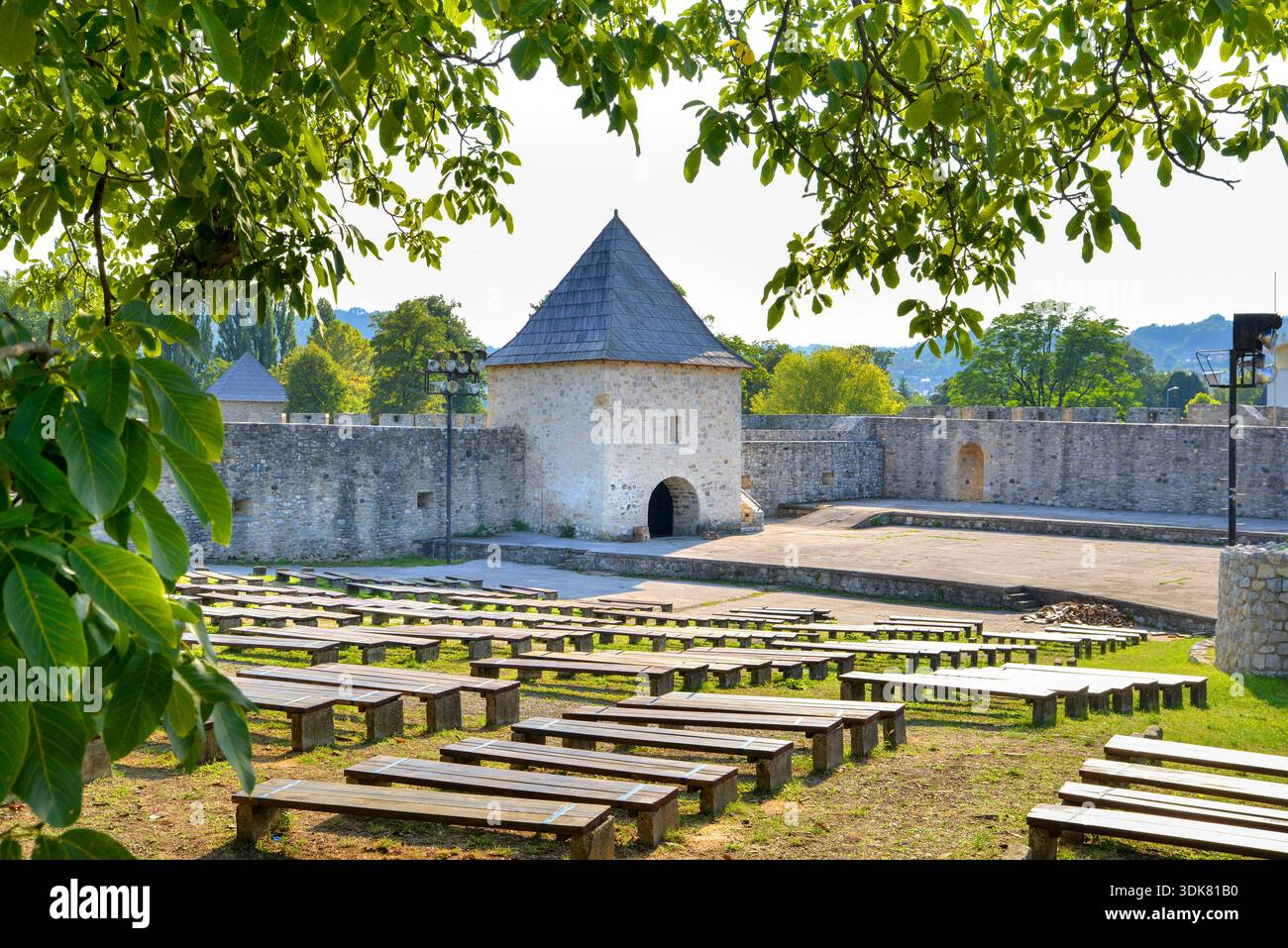Banja Luka, Bosnia ed Erzegovina - 4 settembre 2021: Cortile interno della fortezza di Kastel con strutture in pietra e spazi aperti utilizzati per la cultura e la cultura Foto Stock