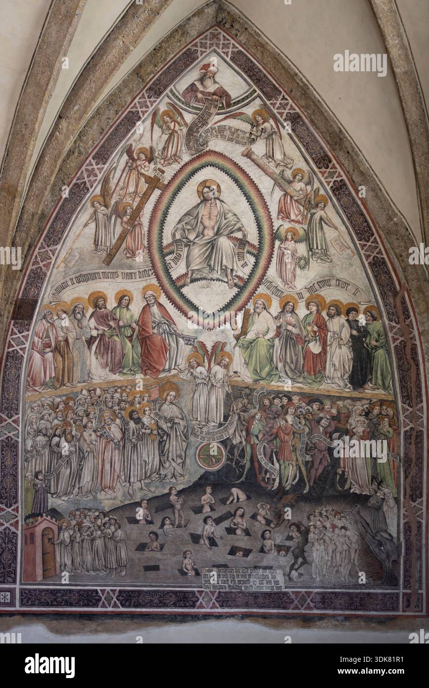 Una scena affrescata del giudizio universale adorna le pareti all'interno della Cappella di Santa Maddalena, l'edificio più antico della sala del Tirolo, Austria, Europa centrale. Foto Stock