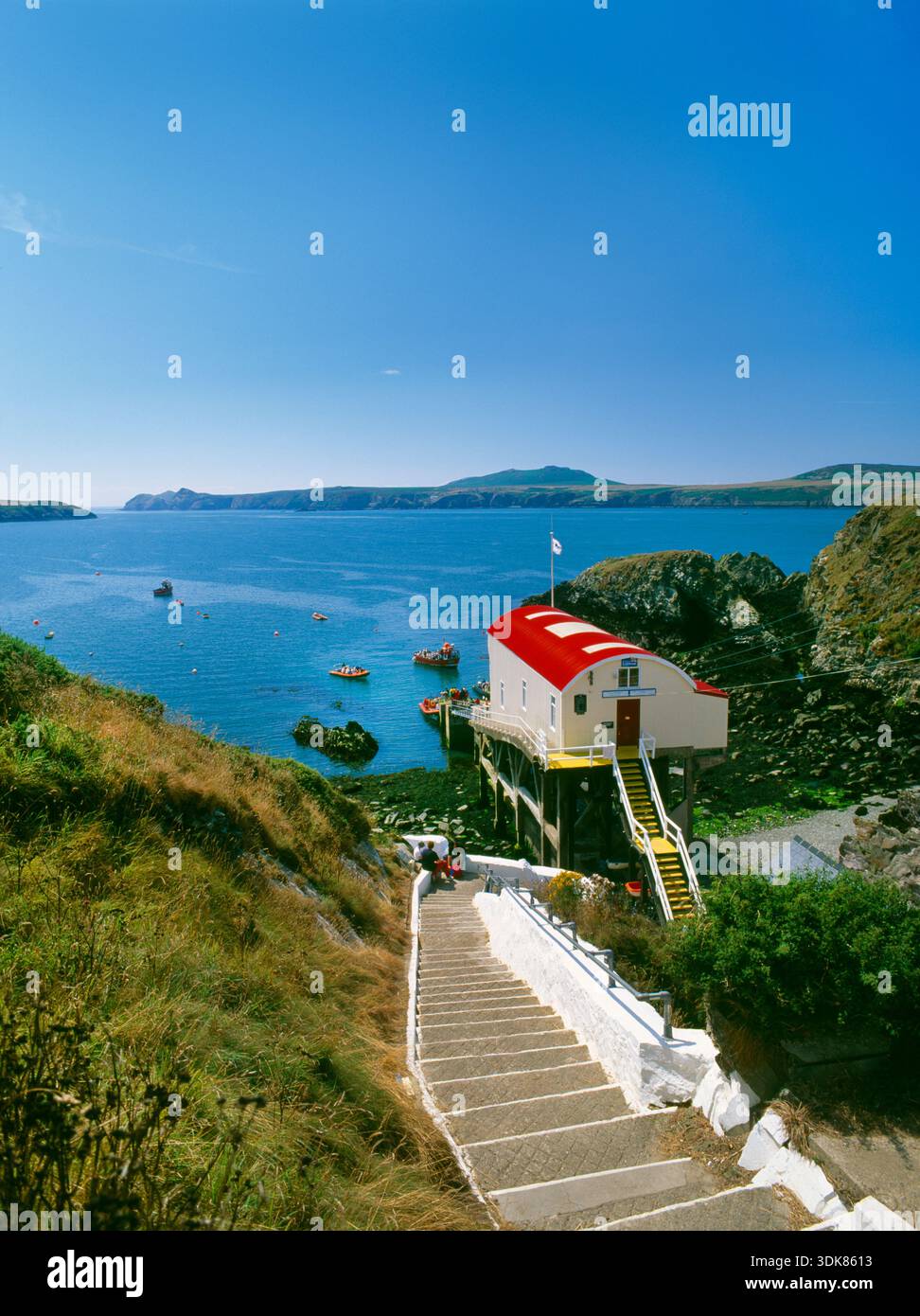St Davids Old Lifeboat Station a St Justinian, Pembrokeshire, Galles, Regno Unito, guardando verso sud-ovest attraverso Porthstinian e Ramsey Sound fino al centro di Ramsey Island. Foto Stock
