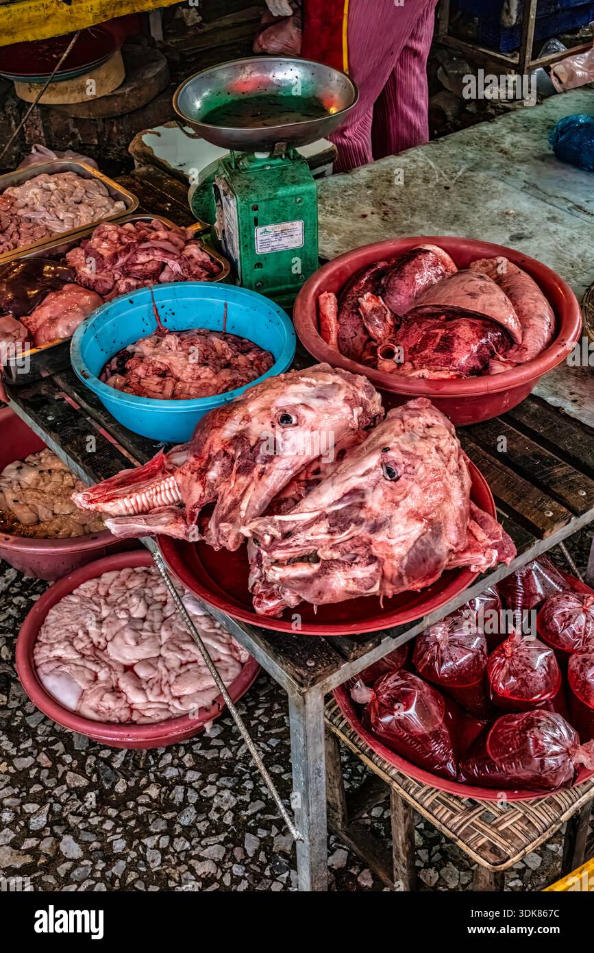 Bancarelle di carne al mercato mattutino di Luang Prabang, Laos. Settembre 2023 Foto Stock