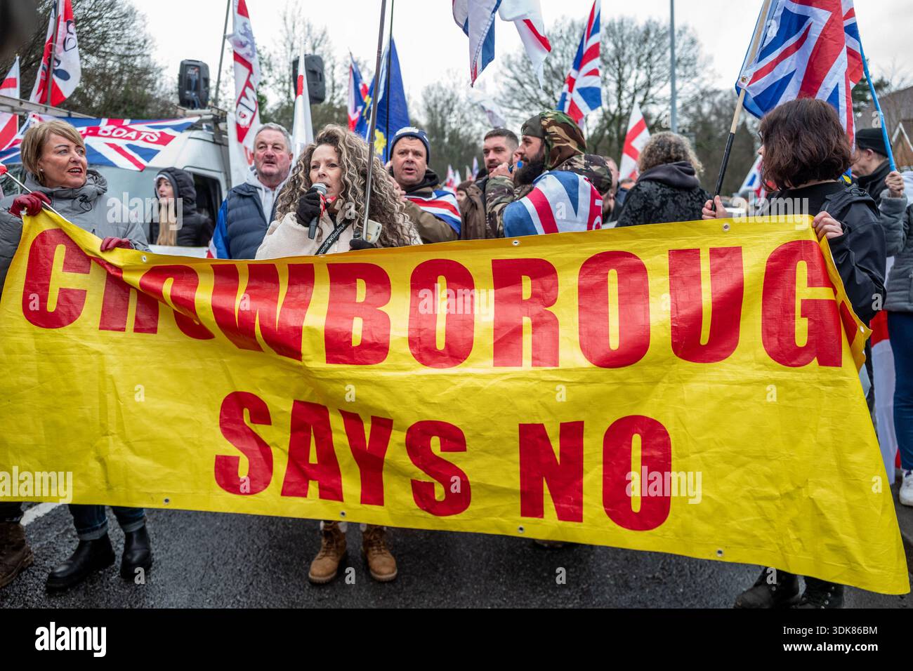 Crowborough, 25 gennaio 2026: Macrh anti-immigrant a Crowborough, East Sussex - Foto Stock