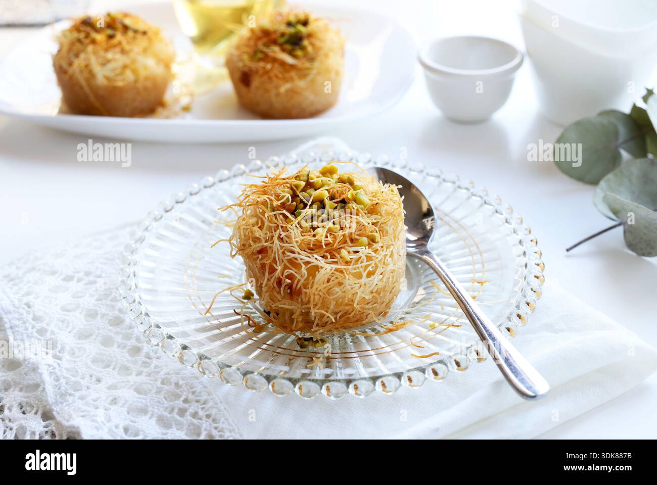 Kataifi. Tipica specialità di pasticceria greca e mediorientale. Cesti croccanti di pasta kataifi ripieni di formaggi conditi con miele, pistachi tritati. Foto Stock