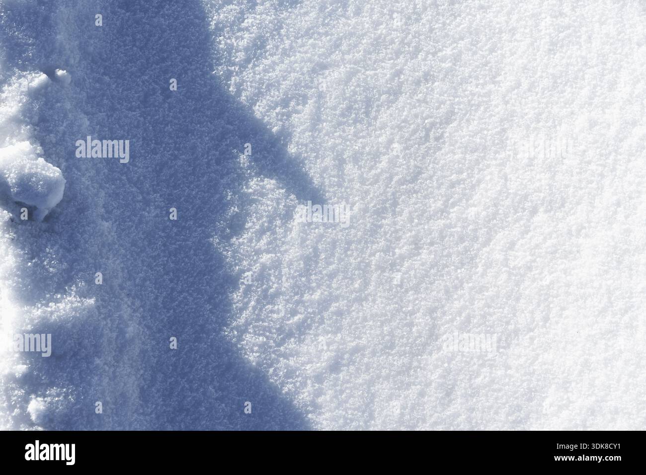 Impronta di calzature chiaramente visibile con ombra sotto luce angolata Foto Stock